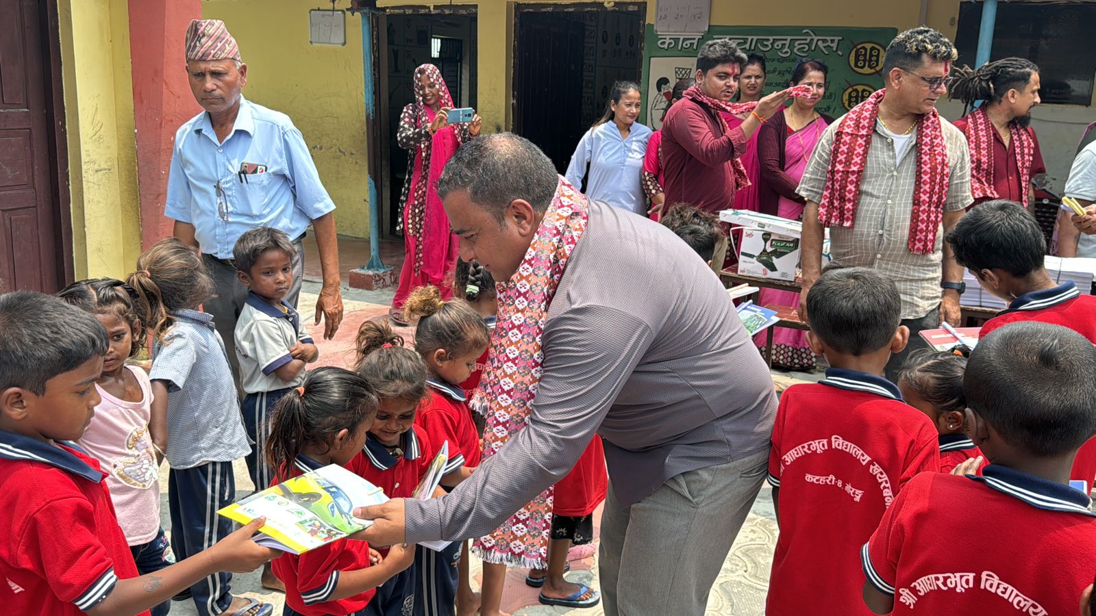 गिरी फाउन्डेसनले गरे विद्यालयलाई शैक्षिक तथा खेलकुद सामग्री वितरण