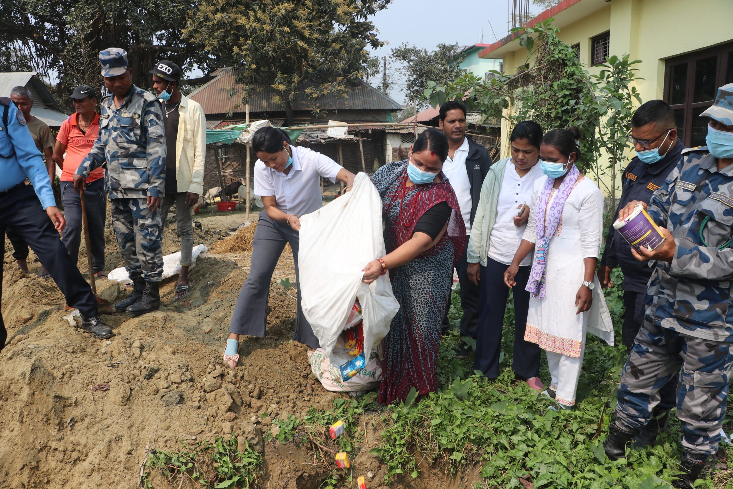 बर्जुमा बजार अनुगमनः म्याद गुज्रेका सामग्री बरामद गरी नष्ट